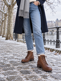 Mira Gefütterte Schnürstiefelette Cognac - Ansicht schräg vorne getragen