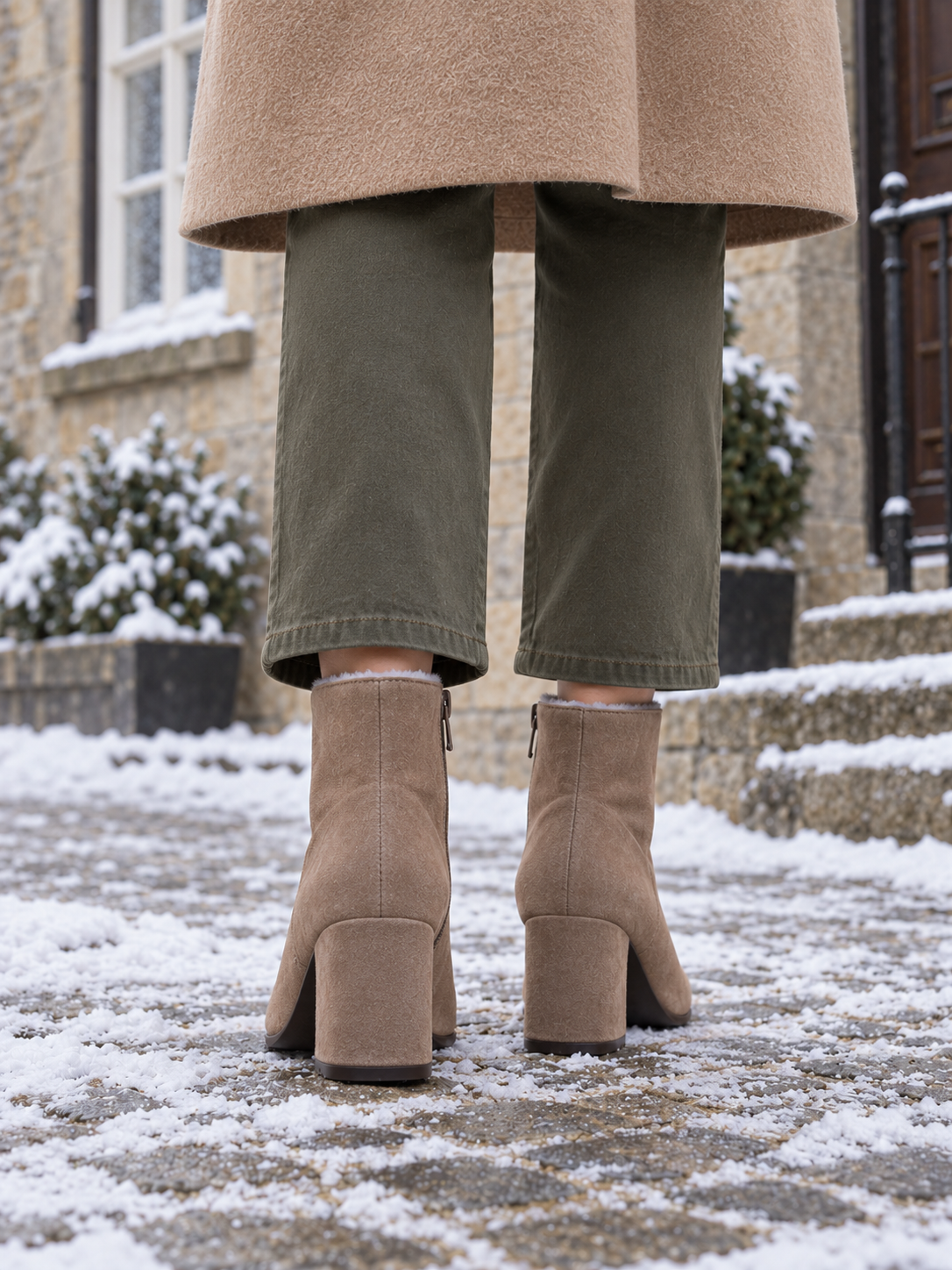 Nora Wildleder-Stiefelette mit Blockabsatz Taupe - Rückansicht