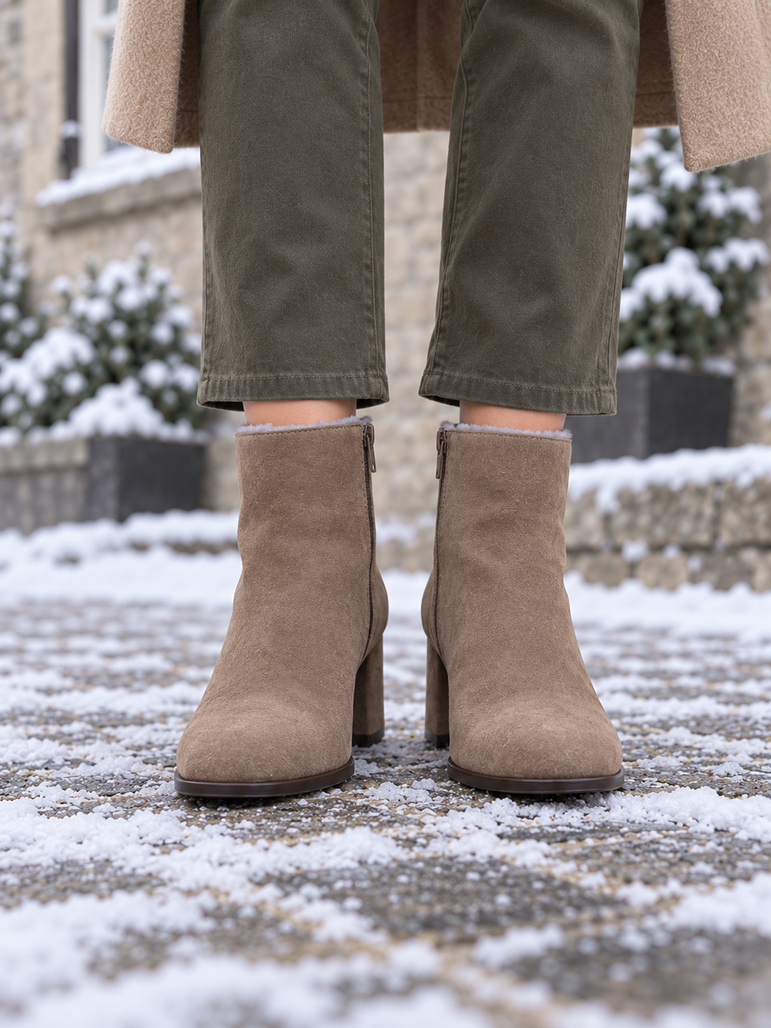 Nora Wildleder-Stiefelette mit Blockabsatz Taupe - Nahaufnahme vorne