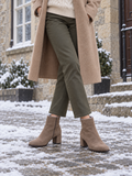 Nora Wildleder-Stiefelette mit Blockabsatz Taupe - Ansicht schräg vorne getragen