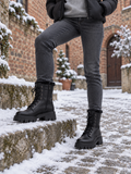Ylva Gefütterte Combat Boots Schwarz - Ansicht schräg vorne getragen